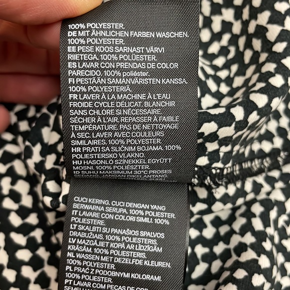 H&M Black & White Silky Pull Over Button Keyhole Back Women’s Blouse Size Medium - Picture 10 of 11